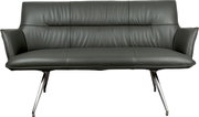 Dunkelgraues 3-Sitzer-Sofa aus Lederoptik mit gepolsterter Rückenlehne, breiten Armlehnen und schrägen Metallbeinen, freigestellt auf weißem Hintergrund, Frontansicht.