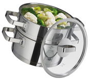 Kochtopf mit Dämpfeinsatz aus Edelstahl, gefüllt mit Brokkoli und Blumenkohl, seitliche Perspektive