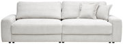 Großes, modernes Big-Sofa in hellgrauem Stoff mit zwei Rückenkissen und zwei Zierkissen, frontal fotografiert.