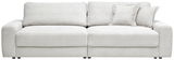 Großes, modernes Big-Sofa in hellgrauem Stoff mit zwei Rückenkissen und zwei Zierkissen, frontal fotografiert.