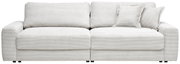 Grote, moderne big-sofa van lichtgrijze stof met twee rugkussens en twee sierkussens, gefotografeerd van voren.