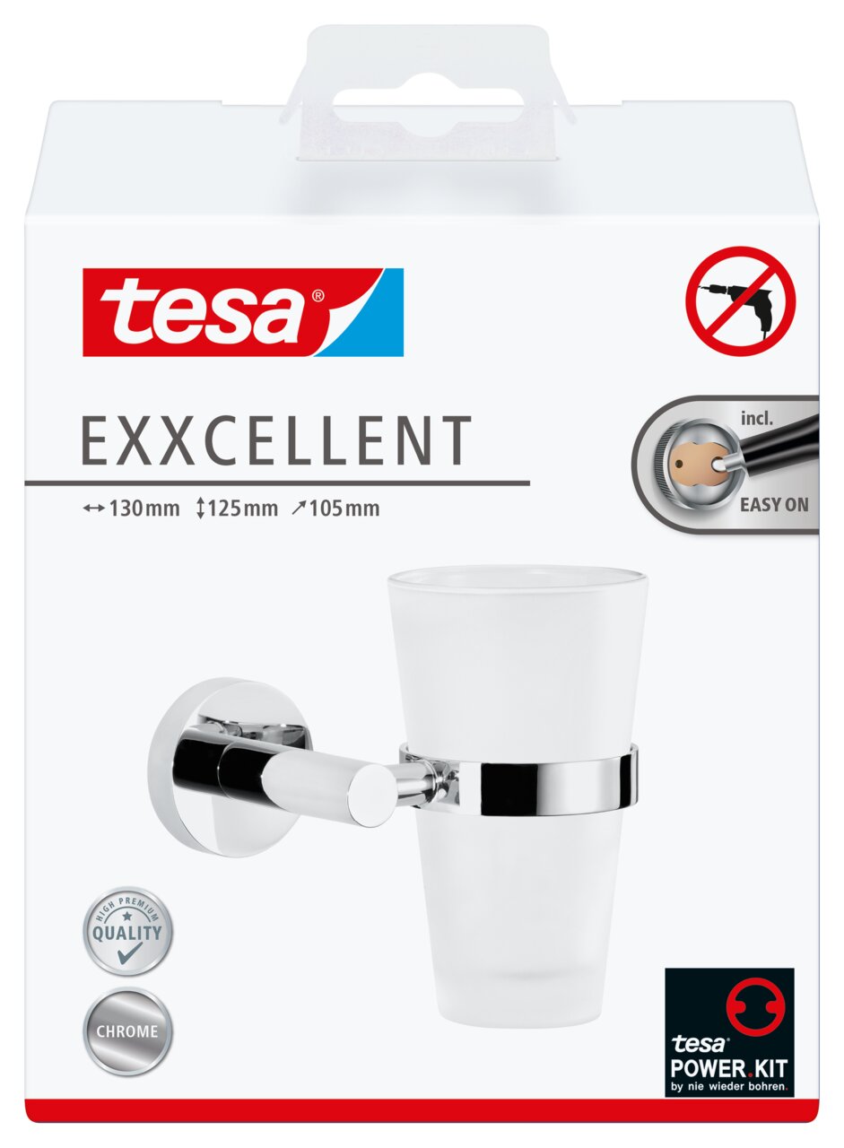 Verpackung des tesa Exxcellent Mundglashalters in Frontalansicht, zeigt das Produkt mit hochwertiger Chromoberfläche und einfachem Montagesystem ohne Bohren.