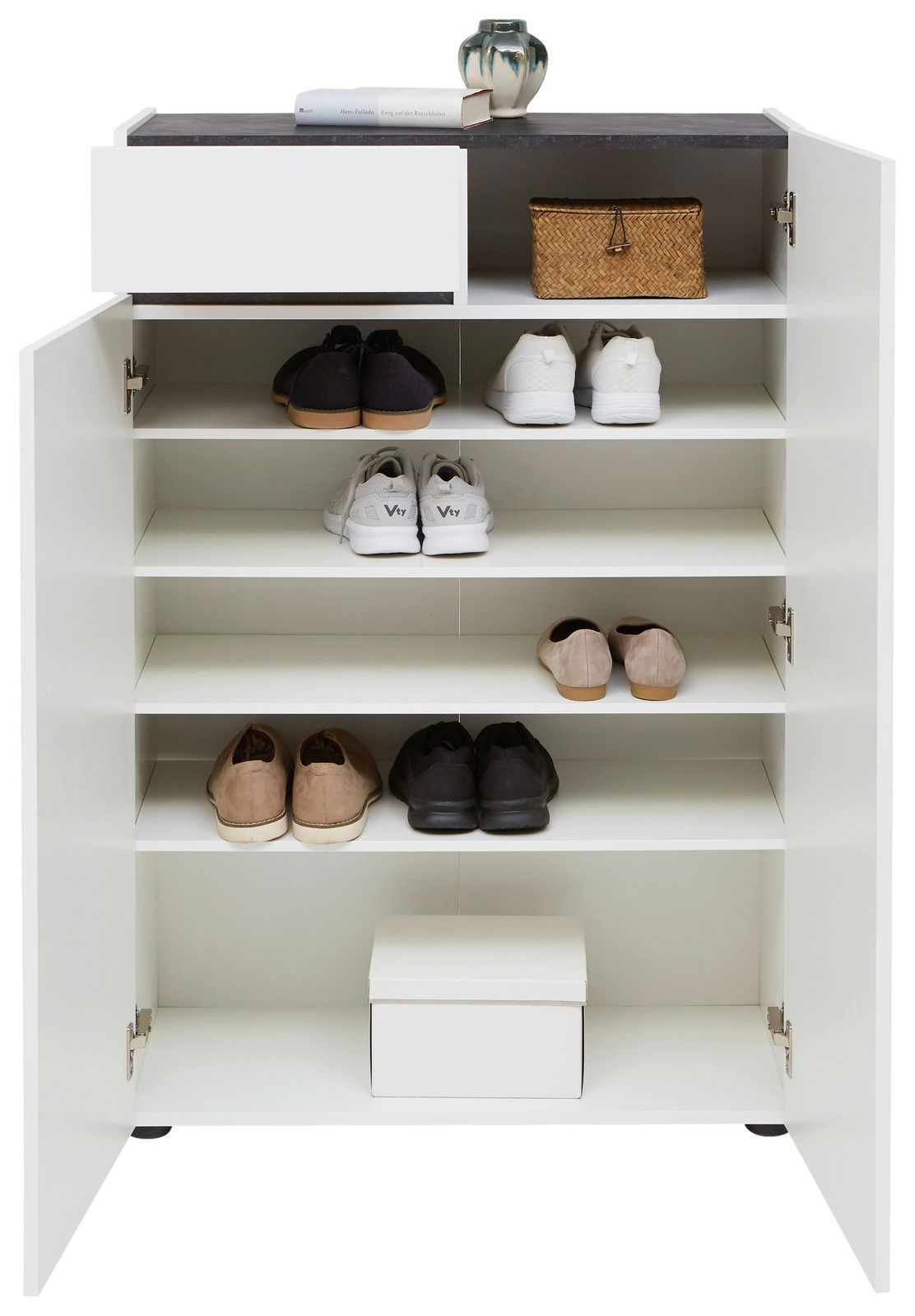 Weißer Schuhschrank mit zwei Türen und einer Schublade, gefüllt mit verschiedenen Schuhen, aus frontaler Perspektive.