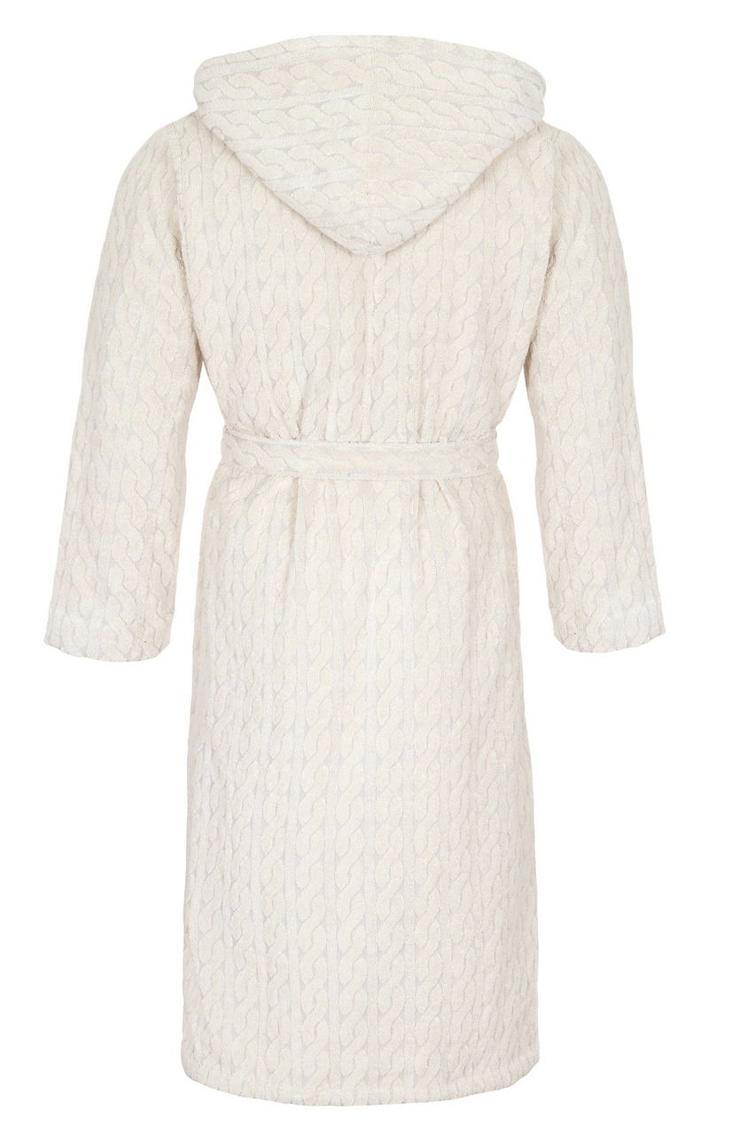 Rückansicht eines cremefarbenen Kapuzenmantels mit Zopfmuster und Gürtel.