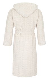Rückansicht eines cremefarbenen Kapuzenmantels mit Zopfmuster und Gürtel.