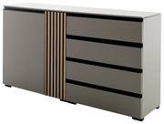 Modernes Sideboard mit grauer Oberfläche und vertikalen Holzstreifen, seitliche Perspektive