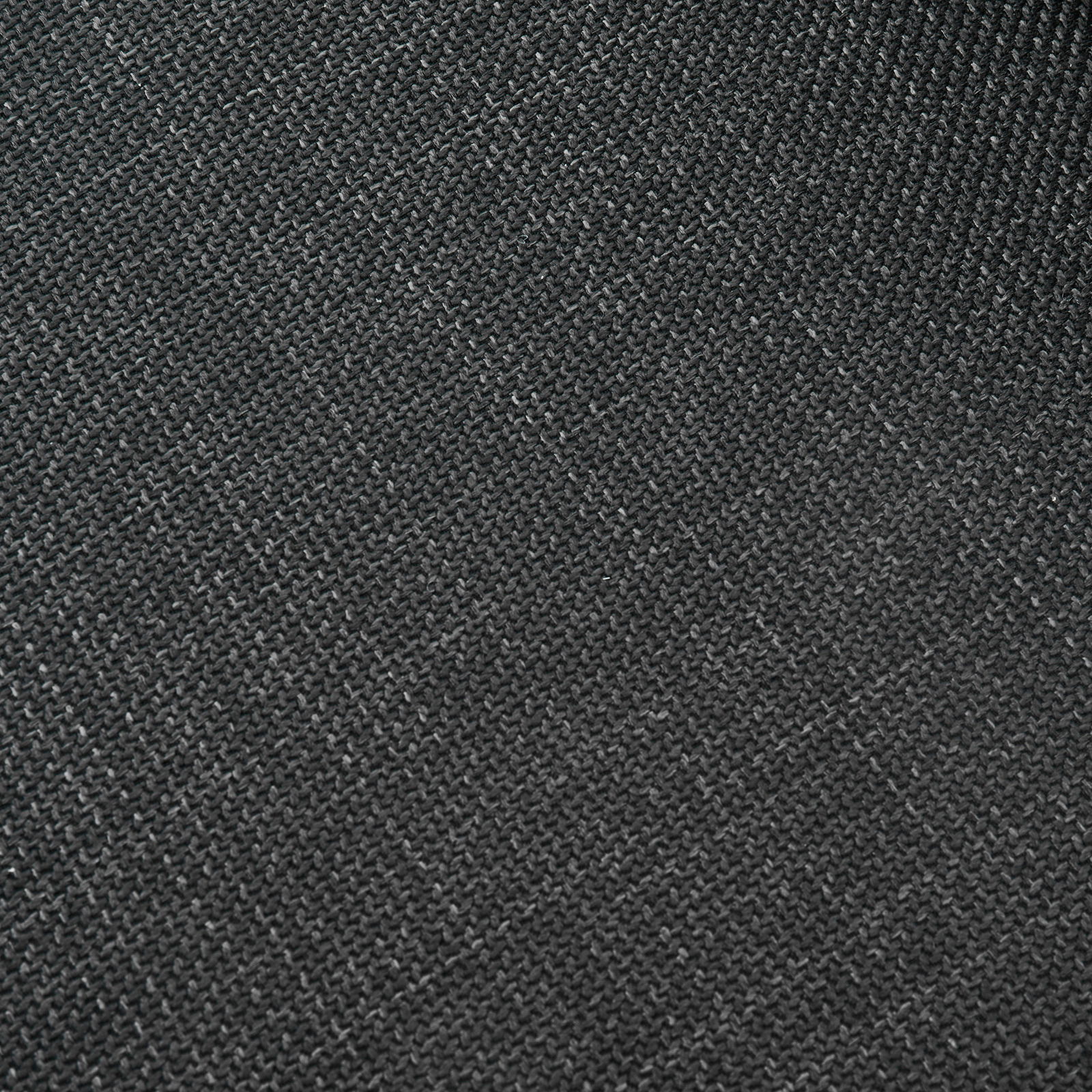 Nahaufnahme eines dunkelgrauen Stoffes mit feiner Webstruktur, verwendet für einen Stuhl.