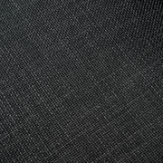 Nahaufnahme eines dunkelgrauen Stoffes mit feiner Webstruktur, verwendet für einen Stuhl.