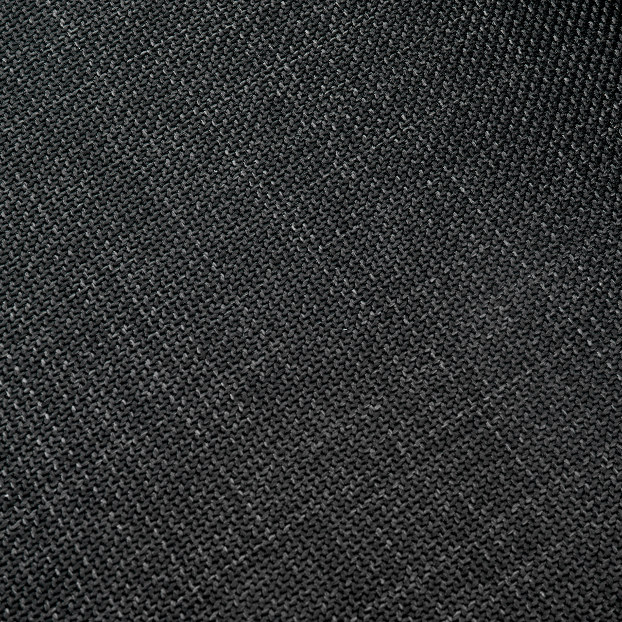 Nahaufnahme eines dunkelgrauen Stoffes mit feiner Webstruktur, verwendet für einen Stuhl.