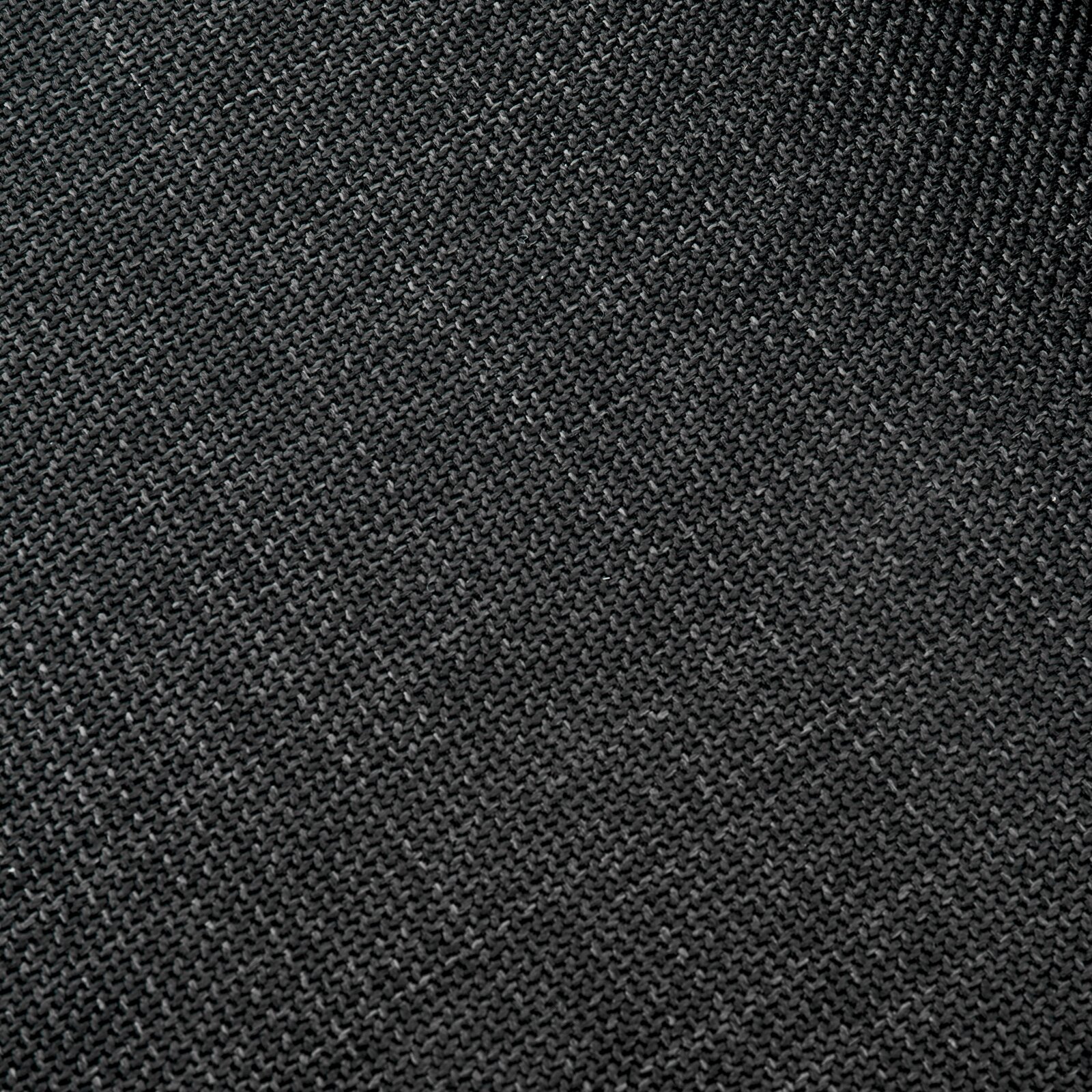 Nahaufnahme eines dunkelgrauen Stoffes mit feiner Webstruktur, verwendet für einen Stuhl.