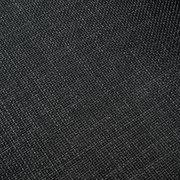 Nahaufnahme eines dunkelgrauen Stoffes mit feiner Webstruktur, verwendet für einen Stuhl.