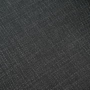 Nahaufnahme eines dunkelgrauen Stoffes mit feiner Webstruktur, verwendet für einen Stuhl.
