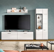 Modernes weißes TV-Lowboard mit großem Flachbildfernseher und passender Vitrine mit Glasfront im Wohnzimmer, frontal aus Augenhöhe fotografiert