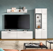 Modernes weißes TV-Lowboard mit großem Flachbildfernseher und passender Vitrine mit Glasfront im Wohnzimmer, frontal aus Augenhöhe fotografiert
