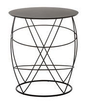 Moderner Beistelltisch mit rundem, schwarzem Metallgestell und glatter Tischplatte, seitliche Perspektive