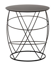 Moderner Beistelltisch mit rundem, schwarzem Metallgestell und glatter Tischplatte, seitliche Perspektive