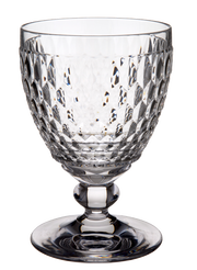 Elegantes Wasserglas Boston mit facettiertem Design, seitliche Perspektive