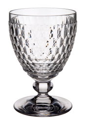 Elegantes Wasserglas Boston mit facettiertem Design, seitliche Perspektive