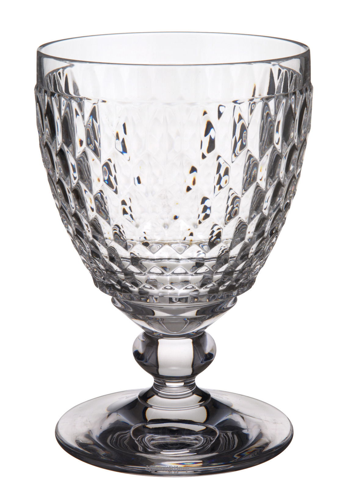 Elegantes Wasserglas Boston mit facettiertem Design, seitliche Perspektive