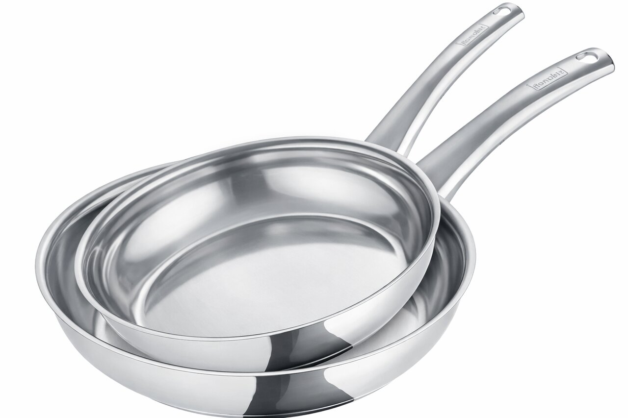 Zweiteiliges Pfannenset aus Edelstahl, bestehend aus zwei ineinander gestapelten Pfannen mit Griffen, seitliche Perspektive