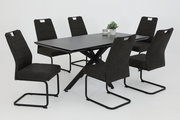 Sechs schwarze Schwingstühle um einen modernen schwarzen Tisch, seitliche Perspektive