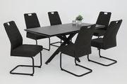 Sechs schwarze Schwingstühle um einen modernen schwarzen Tisch, seitliche Perspektive