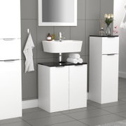 Modernes Badezimmer-Set mit weißem Waschtischunterschrank und schwarzer Ablageplatte, ovalem Aufsatzwaschbecken und hohem Seitenschrank, Frontansicht in leicht schräger Perspektive.