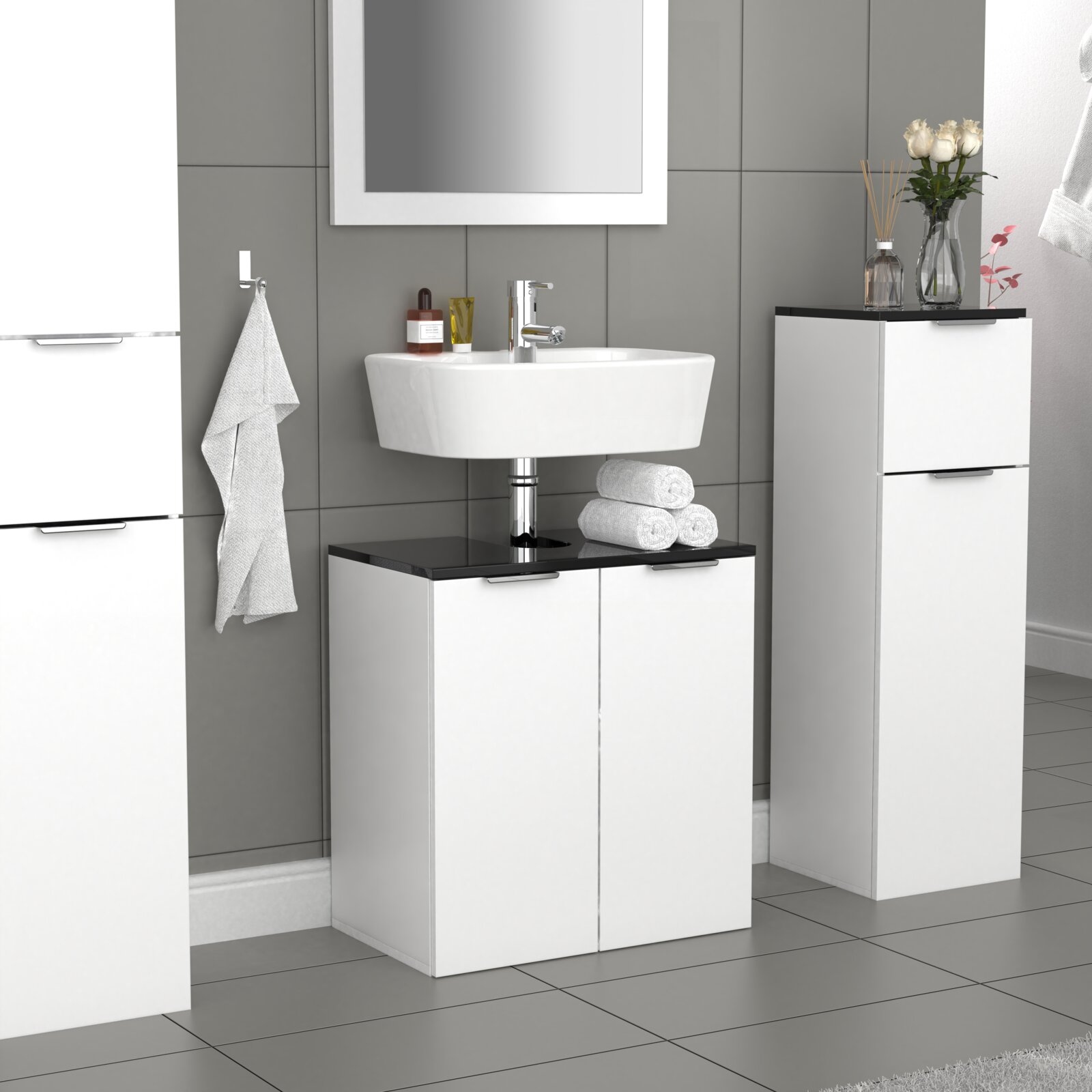 Modernes Badezimmer-Set mit weißem Waschtischunterschrank und schwarzer Ablageplatte, ovalem Aufsatzwaschbecken und hohem Seitenschrank, Frontansicht in leicht schräger Perspektive.