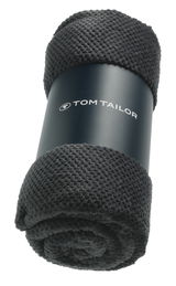 Dunkelgraues Plaid von Tom Tailor, zusammengerollt und von vorne fotografiert.