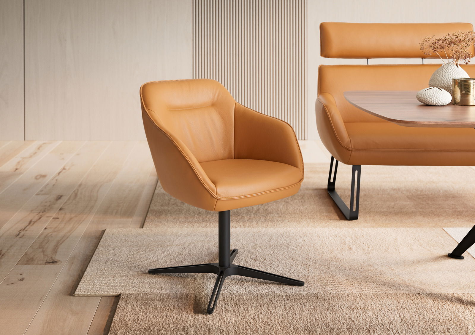 Moderner Armlehnstuhl in hellbraunem Leder mit schwarzem Drehfuß, seitliche Perspektive