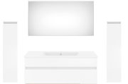 Moderne Badkombination in Weiß mit großem Spiegel, Waschbeckenunterschrank und zwei hohen Schränken, Frontalansicht.