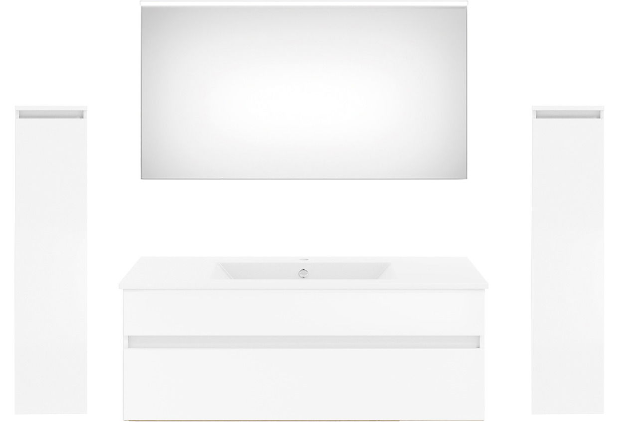 Moderne Badkombination in Weiß mit großem Spiegel, Waschbeckenunterschrank und zwei hohen Schränken, Frontalansicht.