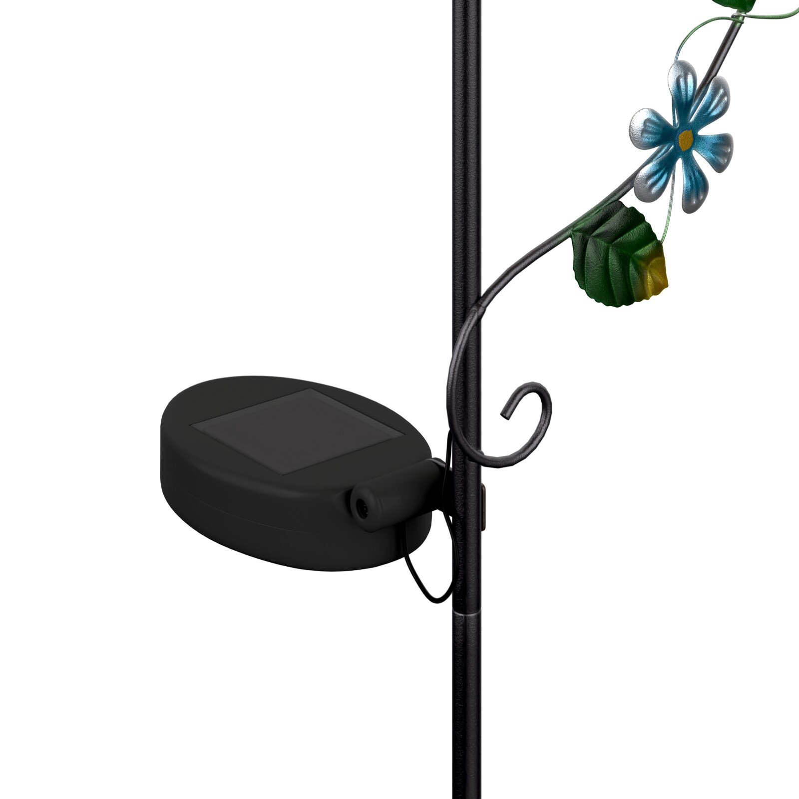 Detailansicht aus seitlicher Perspektive: schwarze Solar-Gartenleuchte mit Solarpanel am Gehäuse und dekorativer blauer Blume mit grünem Blatt am Stab vor weißem Hintergrund