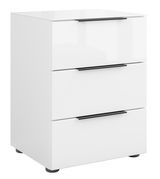 Weiße Nachtkommode mit drei Schubladen und schwarzen Griffen, seitliche Perspektive