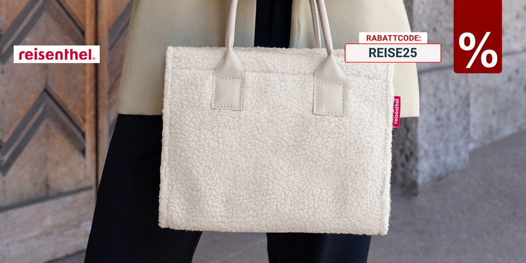 Stylische Reisenthel-Teddyfell-Tasche in Creme, elegant präsentiert im modernen City-Look.