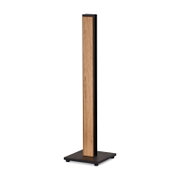 Schlanker freistehender Ständer mit naturfarbener Holzfront, schwarzem Metallrahmen und quadratischer Bodenplatte, aus schräger Vorderansicht vor weißem Hintergrund