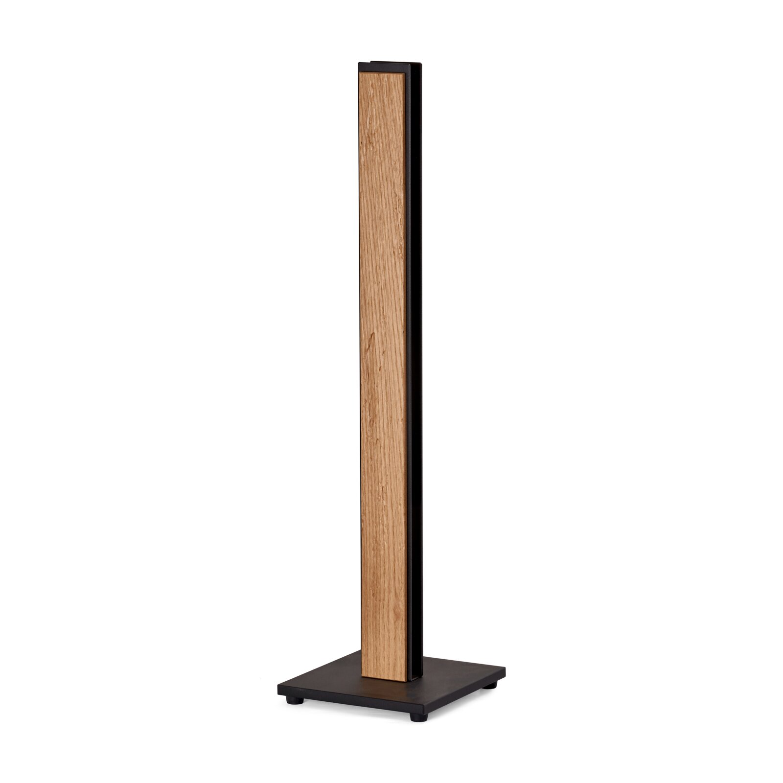 Schlanker freistehender Ständer mit naturfarbener Holzfront, schwarzem Metallrahmen und quadratischer Bodenplatte, aus schräger Vorderansicht vor weißem Hintergrund