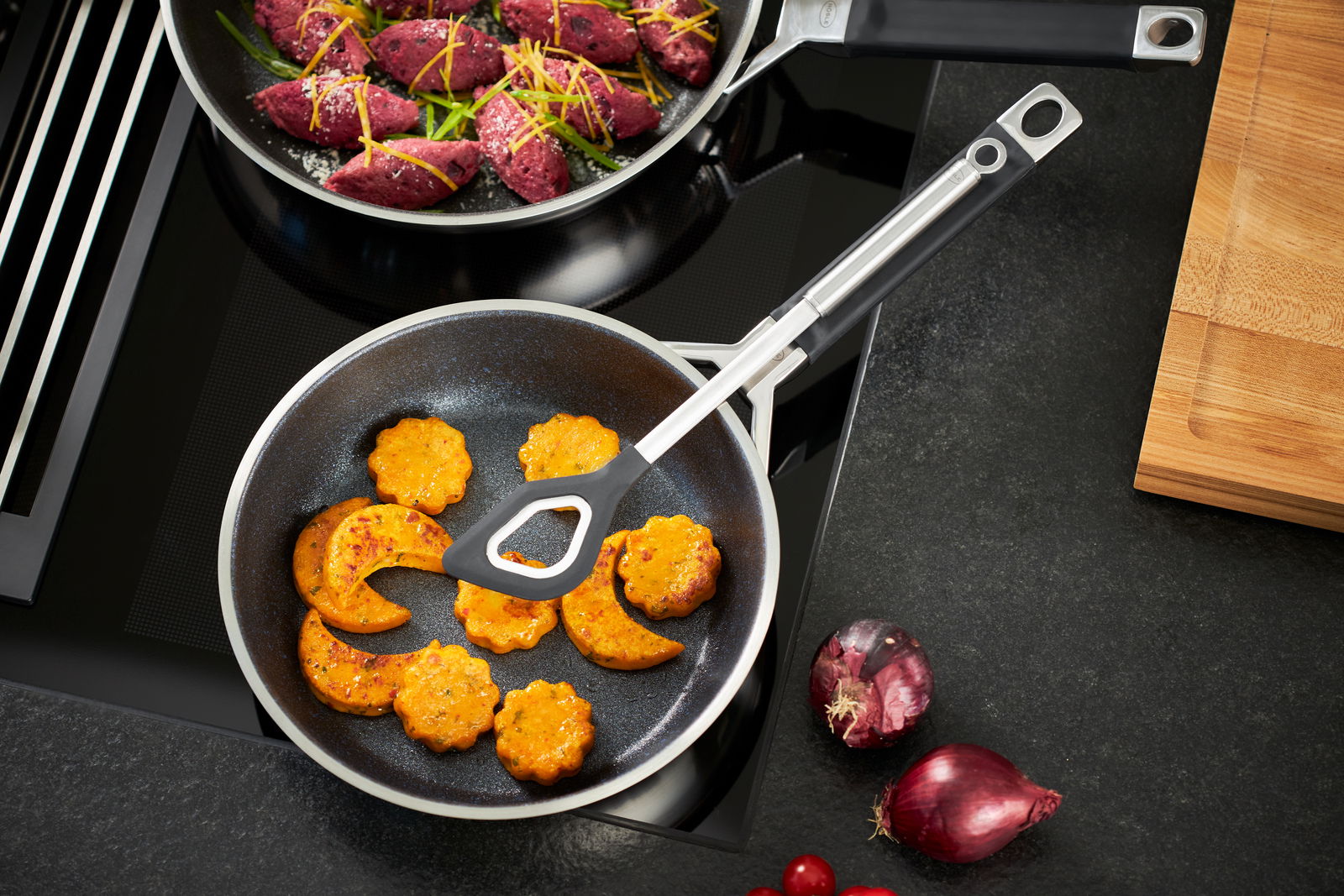 Bratpfanne 24cm Silence Pro mit gebratenem Gemüse, von oben fotografiert.