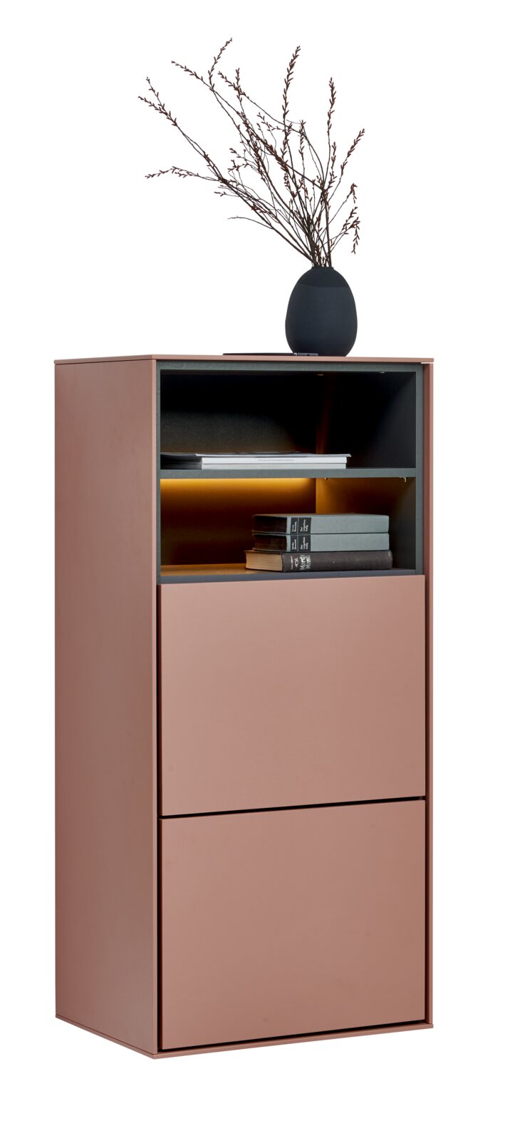 Voleo Hangende schoenenkast RENO Modern, smal dressoir/kast in roségoud met een open plank in donkergrijs en warme ledverlichting, onderaan twee gesloten deuren; bovenaan een zwarte vaas met takjes – in perspectief lichtjes vrijgeplaatst vanaf linksvoor tegen een witte achtergrond.