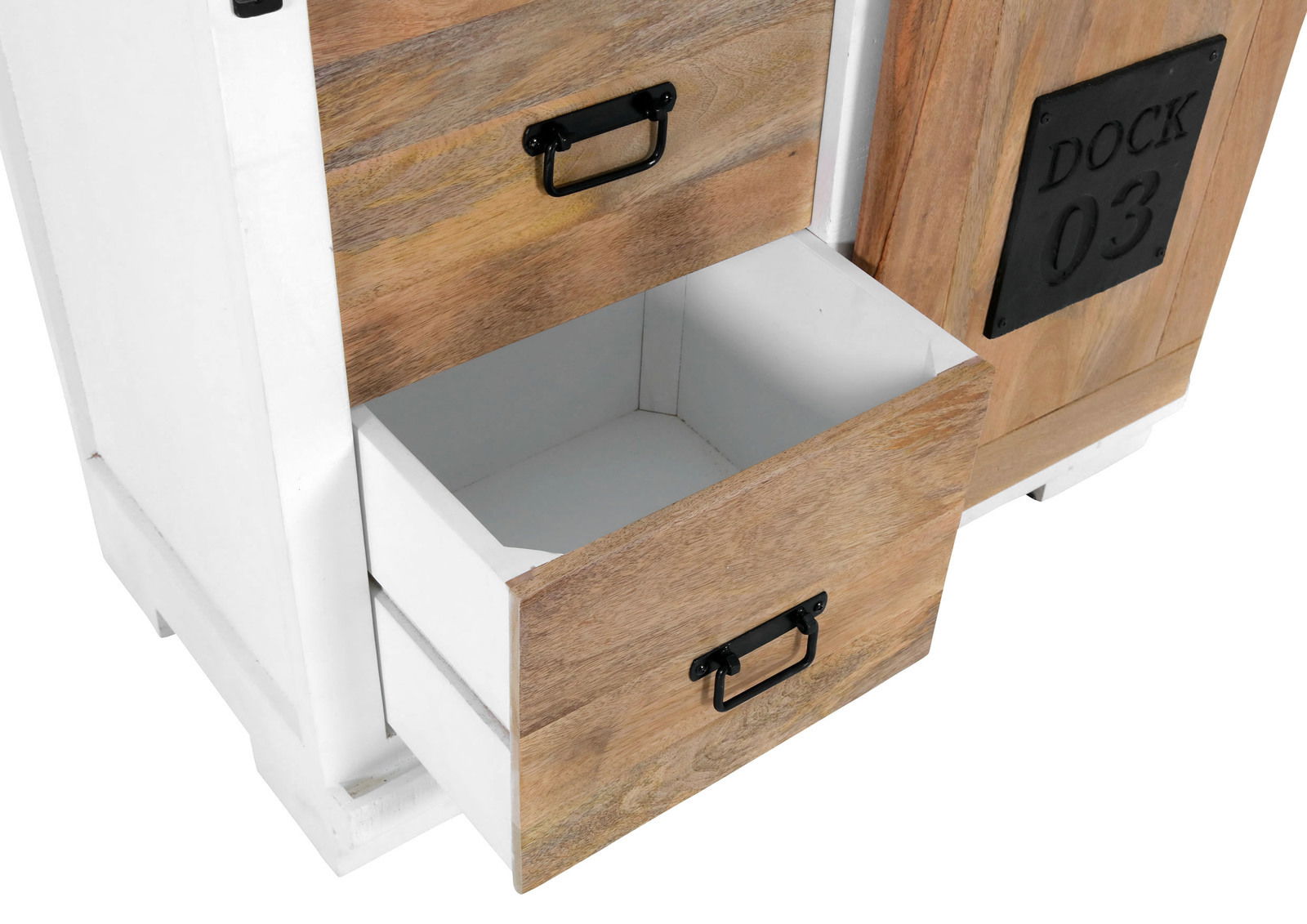 Nahaufnahme eines Highboards mit geöffneter Schublade, Holzoptik und schwarzem Griff, Perspektive von schräg oben.