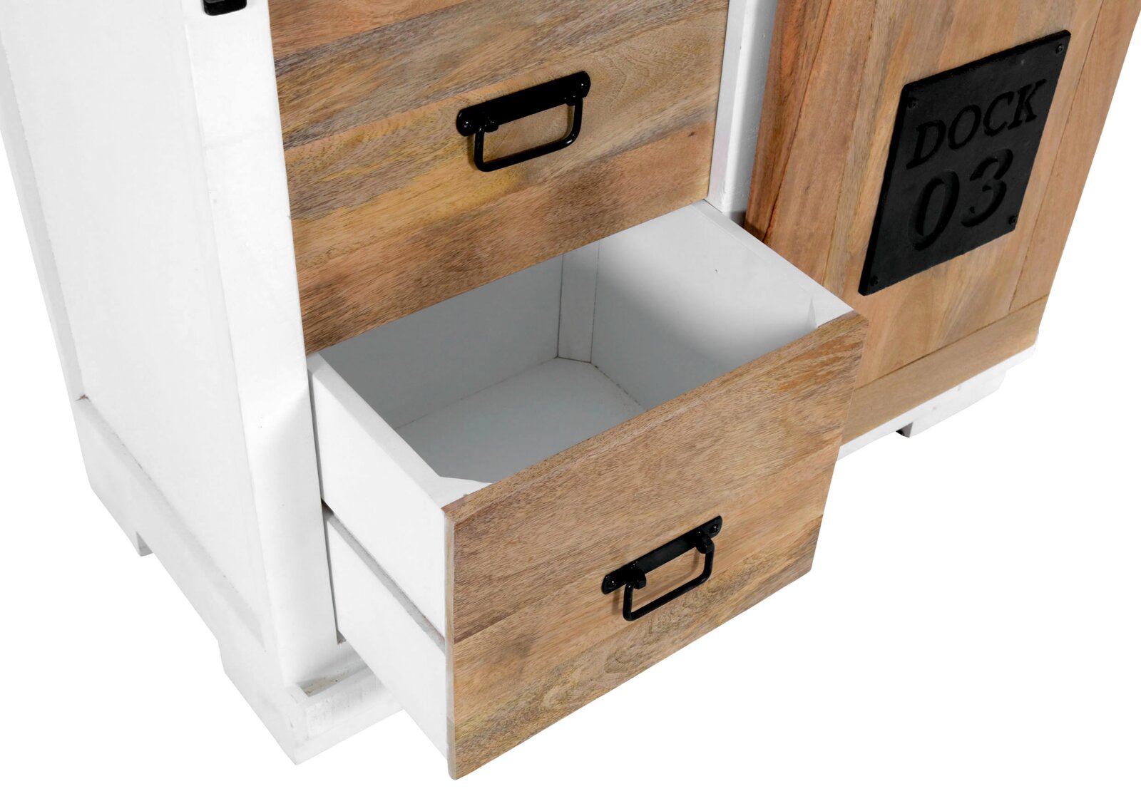 Nahaufnahme eines Highboards mit geöffneter Schublade, Holzoptik und schwarzem Griff, Perspektive von schräg oben.