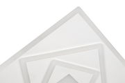 Detailansicht einer modernen, weißen LED-Deckenleuchte mit geometrischem Design aus mehreren übereinanderliegenden Quadraten.
