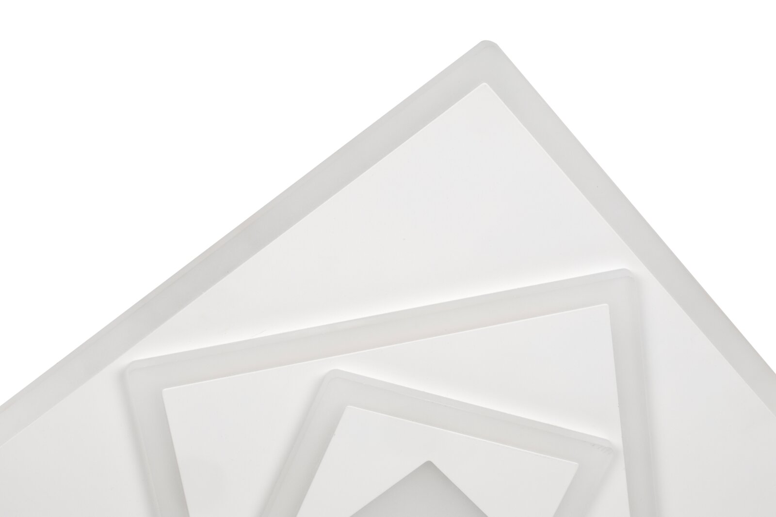 Detailansicht einer modernen, weißen LED-Deckenleuchte mit geometrischem Design aus mehreren übereinanderliegenden Quadraten.
