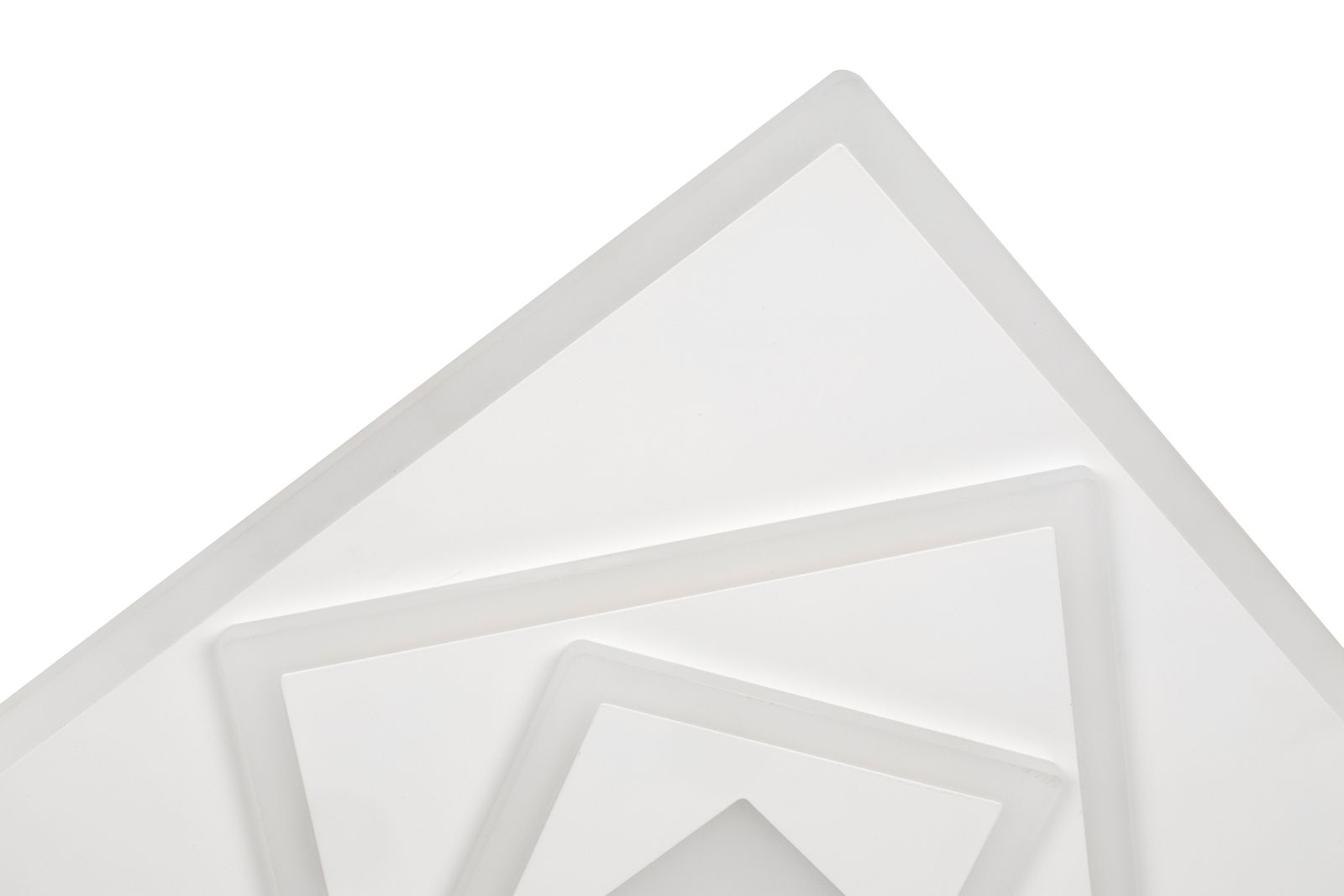 Detailansicht einer modernen, weißen LED-Deckenleuchte mit geometrischem Design aus mehreren übereinanderliegenden Quadraten.
