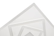 Detailfoto van een moderne, witte led-plafondlamp met een geometrisch ontwerp bestaande uit meerdere boven elkaar geplaatste vierkanten.