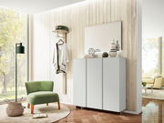 Moderner Eingangsbereich mit einem weißen Hängeschuhschrank, einem Spiegel und einer Garderobe. Perspektive: Frontalansicht.