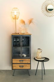 Moderner Beistelltisch mit schwarzer runder Tischplatte und drei Beinen, seitliche Perspektive