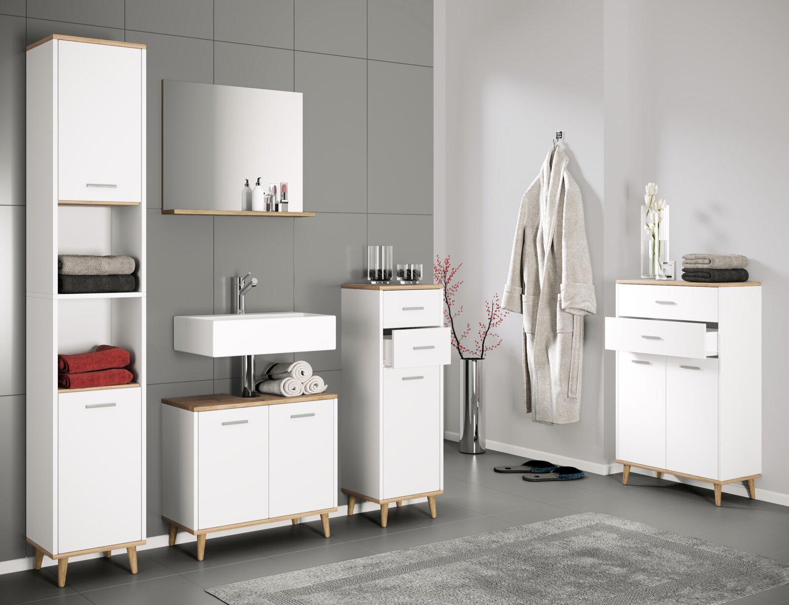 Modernes Badezimmer-Set in Weiß mit Holzoptik-Details: Hochschrank, Waschtischunterschrank mit Aufsatzwaschbecken, Spiegel mit Ablage, schmaler Schrank und Sideboard auf Holzfüßen; Perspektive: frontale Ansicht mit leichtem Blick von links.