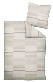 Bettwäsche-Set mit gestreiftem Muster in Beige- und Grautönen, bestehend aus einem Kissenbezug und einem Bettdeckenbezug, aus der Vogelperspektive fotografiert.