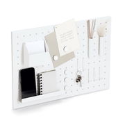 Memoboard mit Utensilien, seitliche Perspektive, mit Smartphone, Notizbuch, Stiften und Haken für Schlüssel.